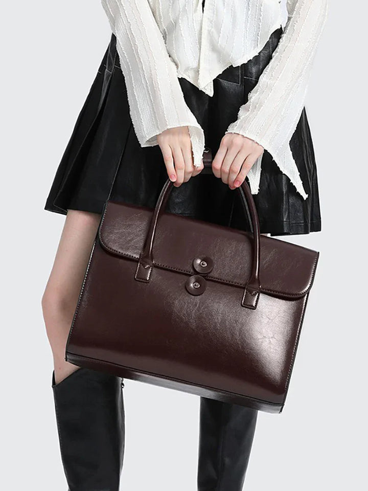 Sac ordinateur Antonella en cuir grainé noir pour femme, idéal pour le travail et les documents professionnels.