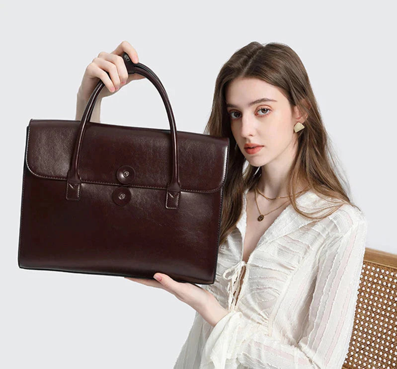 Sac professionnel Antonella en cuir lisse bordeaux, avec poignées robustes, pour ordinateur et documents.