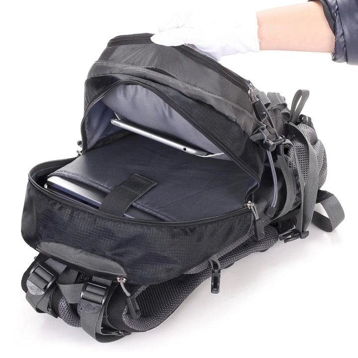 Sac de trekking 40L bleu, dos ventilé, bretelles ajustables, idéal randonnée, capacité généreuse, design ergonomique.