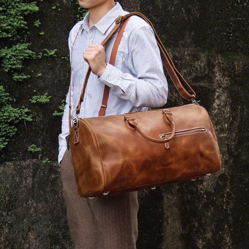 Porté épaule : sac de voyage homme en cuir marron style vintage, très pratique