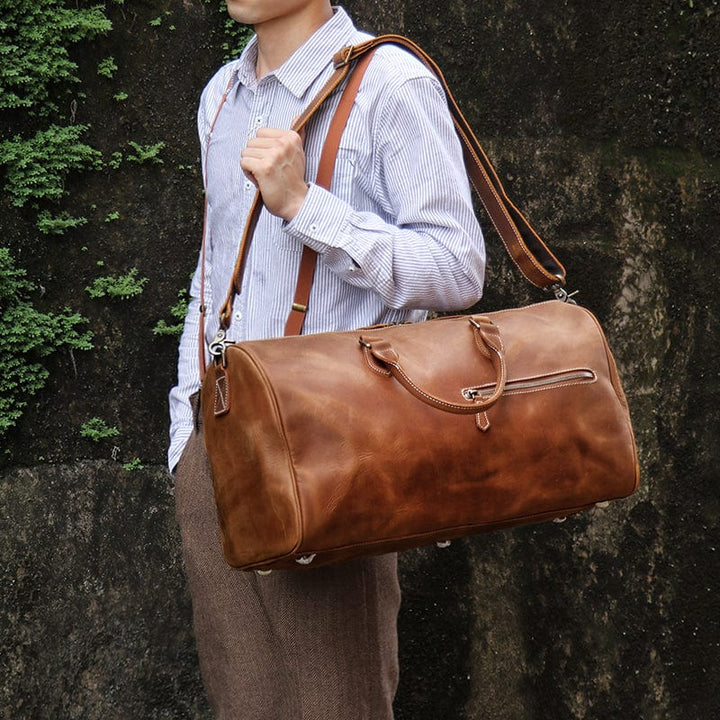 Porté épaule : sac de voyage homme en cuir marron style vintage, très pratique