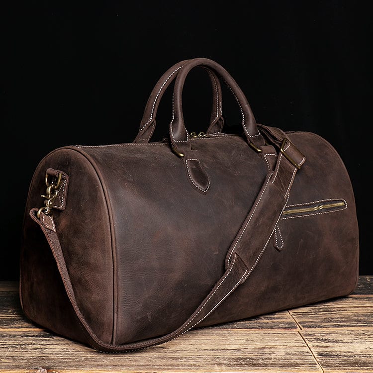 Sac de voyage en cuir marron authentique, un accessoire intemporel pour homme élégant