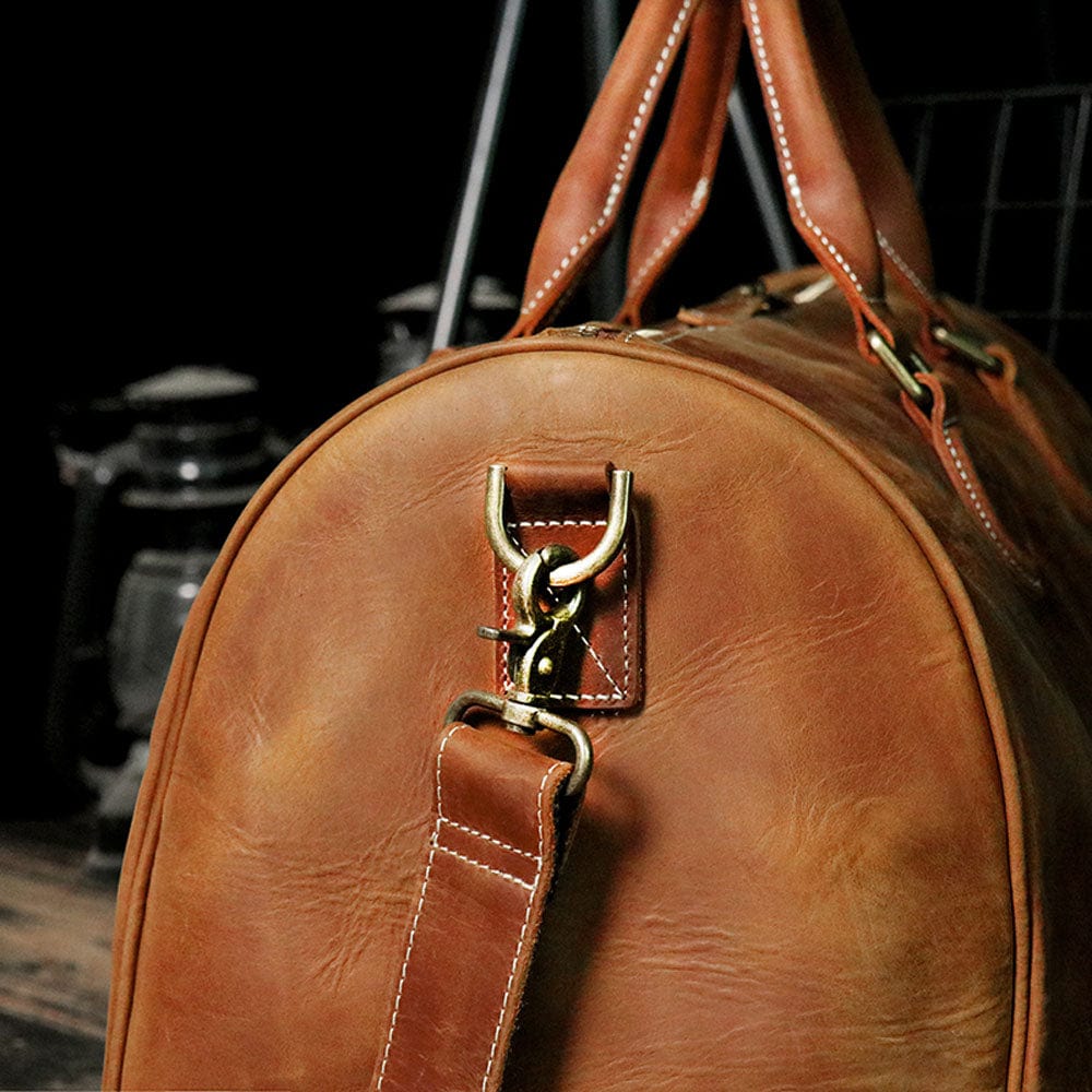 Vue arrière du sac de voyage en cuir homme marron, montrant ses finitions soignées