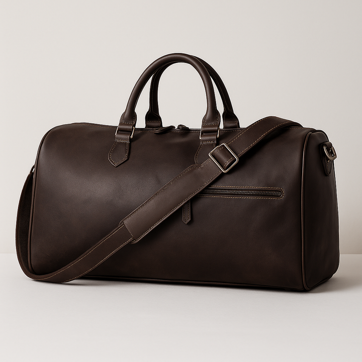 Sac de voyage homme en cuir marron, accessoire de voyage chic, porté à la main