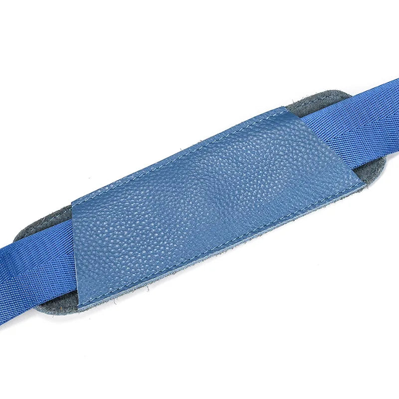 Accessoire de mode femme: sac de voyage en cuir violet, parfait pour un look raffiné.