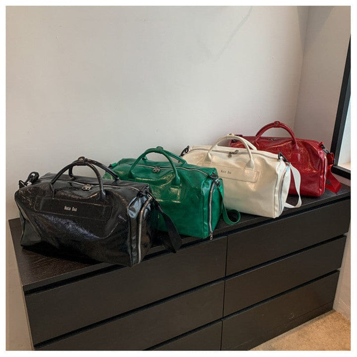 Détail de la bandoulière réglable d'un sac de voyage femme en cuir PU, confortable et pratique.