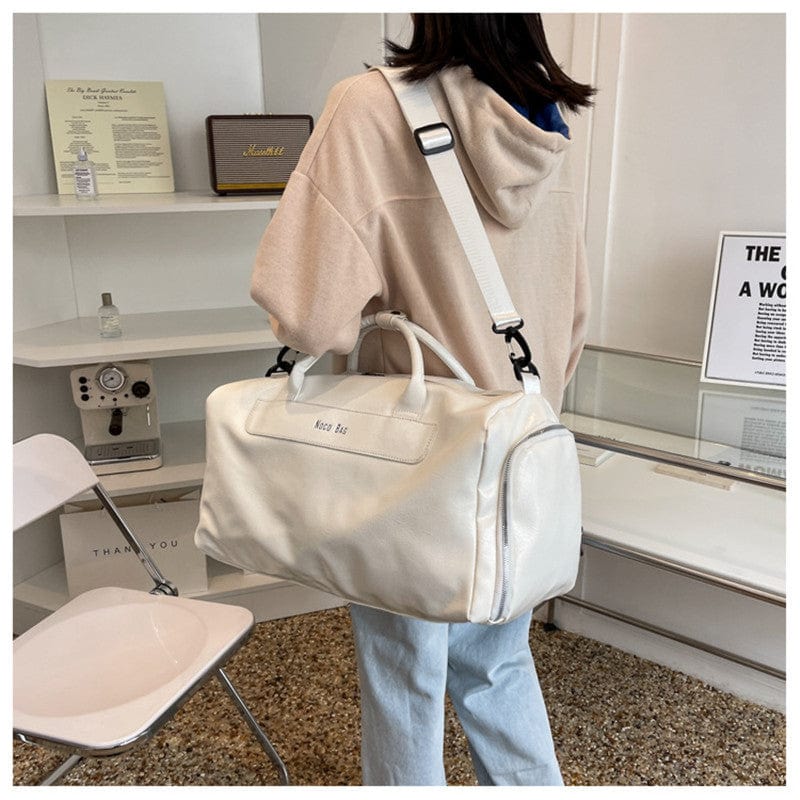 Sac de voyage femme en cuir PU, modèle chic et polyvalent, parfait pour un look de voyage élégant.