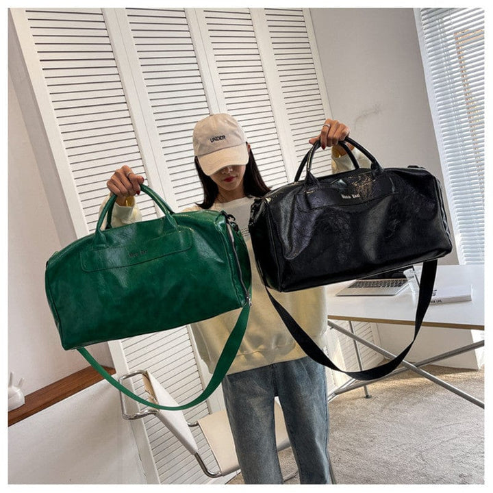 Accessoire femme: sac de voyage en cuir PU, couleur cognac, vue de dos montrant poche zippée.