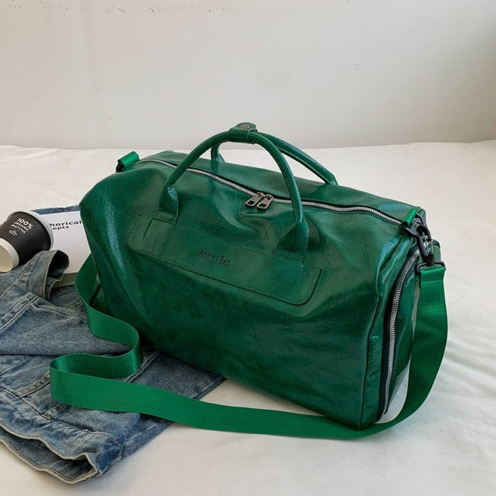 Sac de voyage chic en cuir PU pour femme, léger et polyvalent, détails de bandoulière.