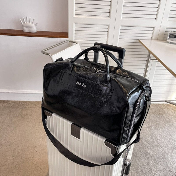 Sac de voyage en cuir PU pour femme, design moderne et grande capacité, idéal pour les weekends.
