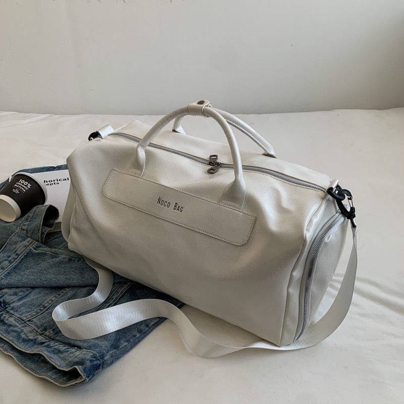 Vue latérale d'un sac de voyage femme en cuir PU, élégant et léger, couleur marron.