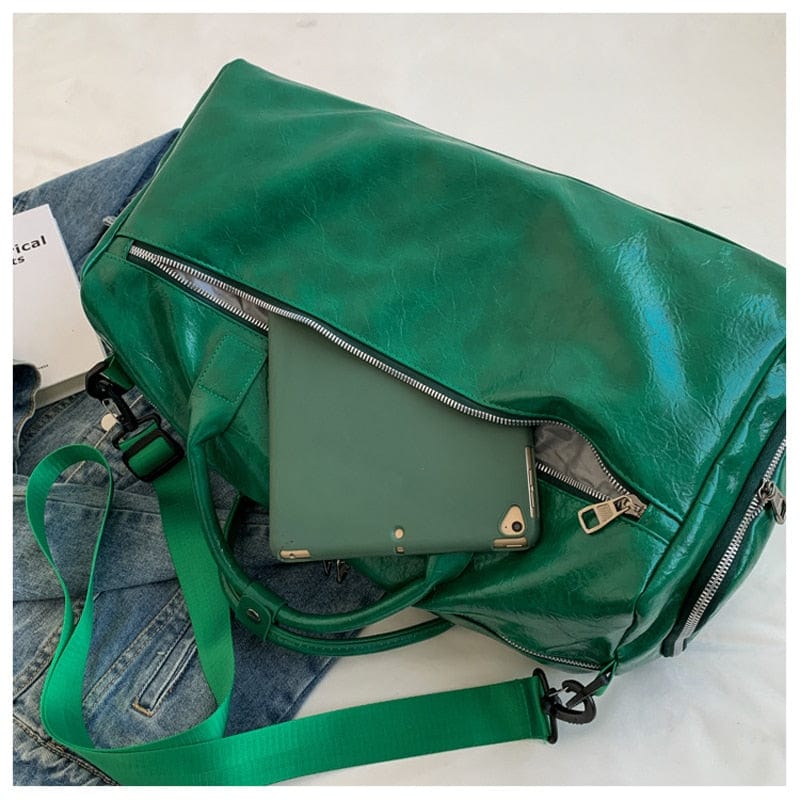 Gros plan sur la texture du cuir PU d'un sac de voyage femme, aspect luxueux et élégant.