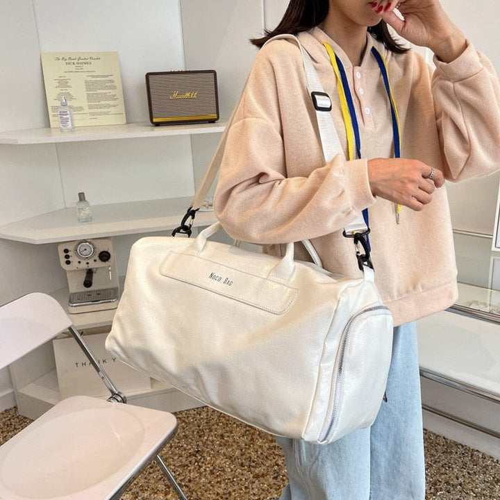 Intérieur spacieux d'un sac de voyage femme en cuir PU, prêt à accueillir vos essentiels de voyage.