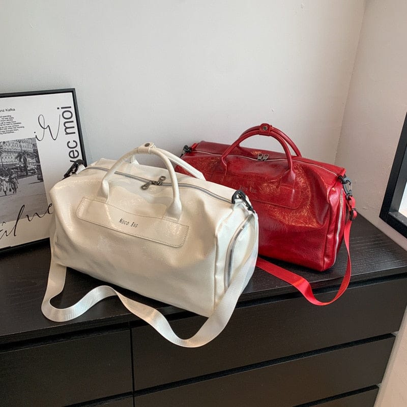 Sac de voyage femme en cuir PU sur un fond neutre, démontrant sa grande capacité et son élégance.