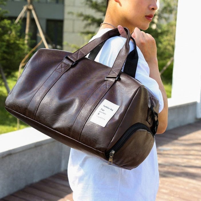 Gros plan sur les fermetures éclair et les boucles du sac de voyage en cuir PU.