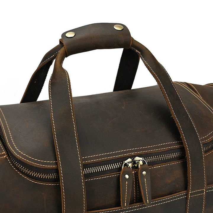 Sac de voyage Édourd vide, montrant l'intérieur doublé et la capacité de ce bagage homme en cuir
