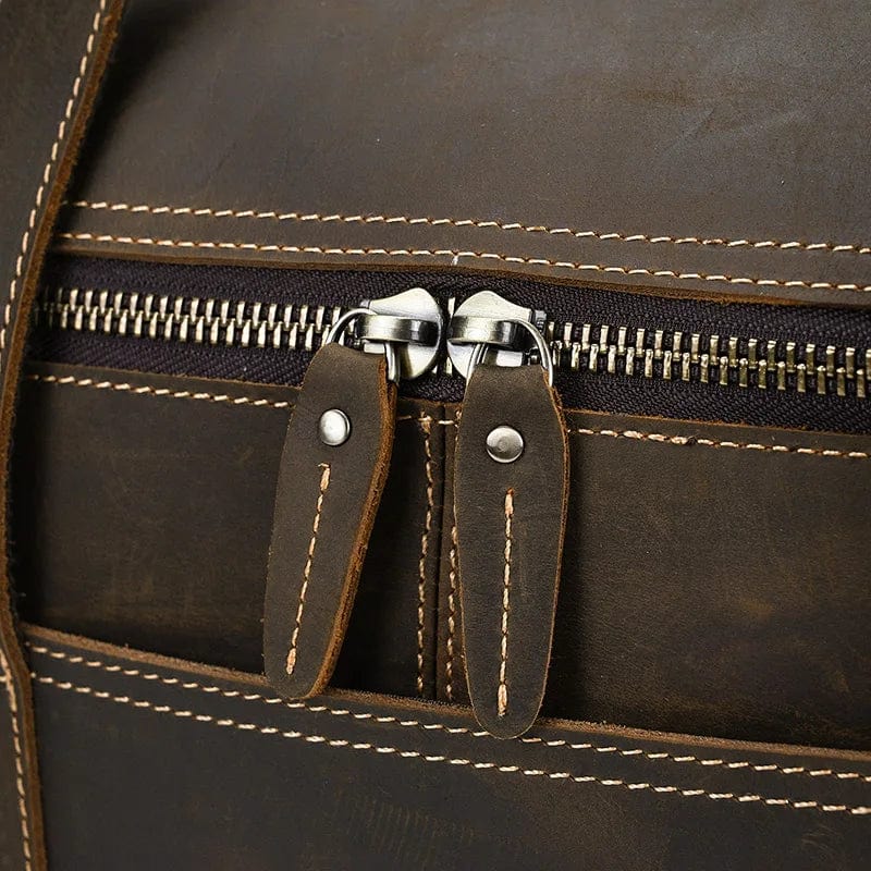 Le sac de voyage Édourd en cuir véritable posé, mettant en valeur son design classique et intemporel