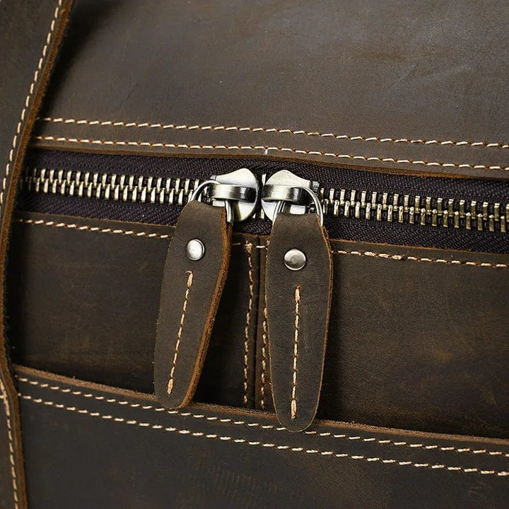 Le sac de voyage Édourd en cuir véritable posé, mettant en valeur son design classique et intemporel