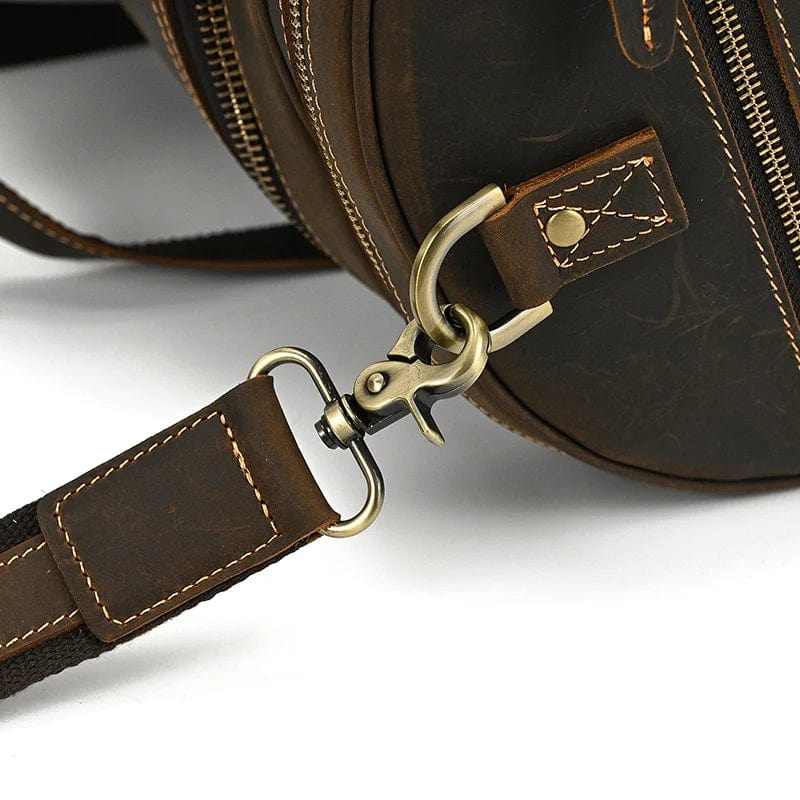 Fermeture éclair en laiton massif du sac de voyage Édourd en cuir, un détail de qualité et d'élégance