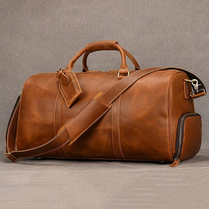 Sac de voyage homme en cuir marron foncé, élégant et durable, parfait weekend ou bagage cabine luxe.
