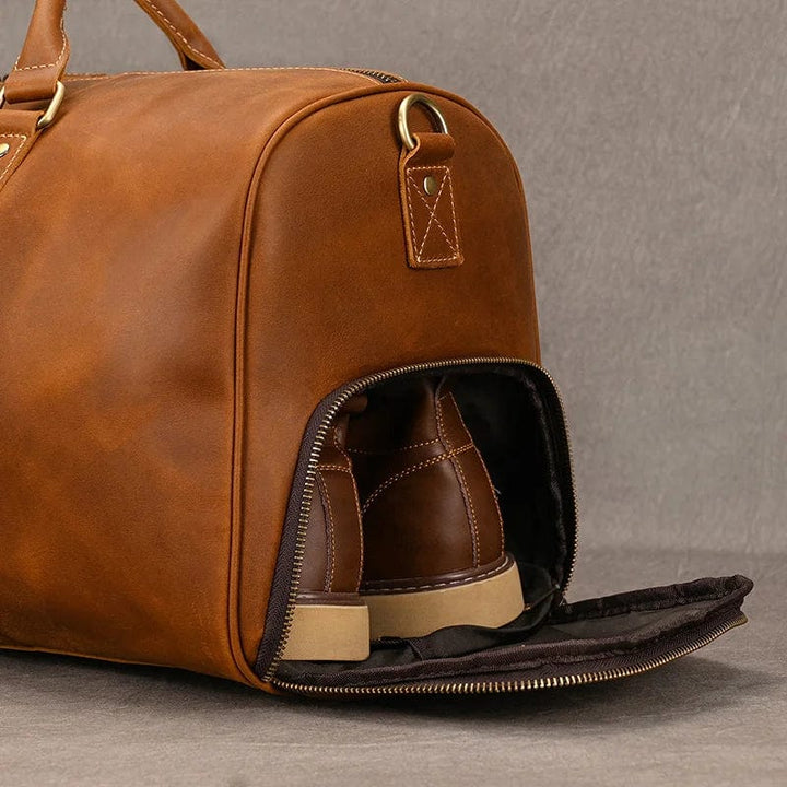 Sac de voyage homme polyvalent en cuir, avec bandoulière amovible, idéal pour une organisation facile.