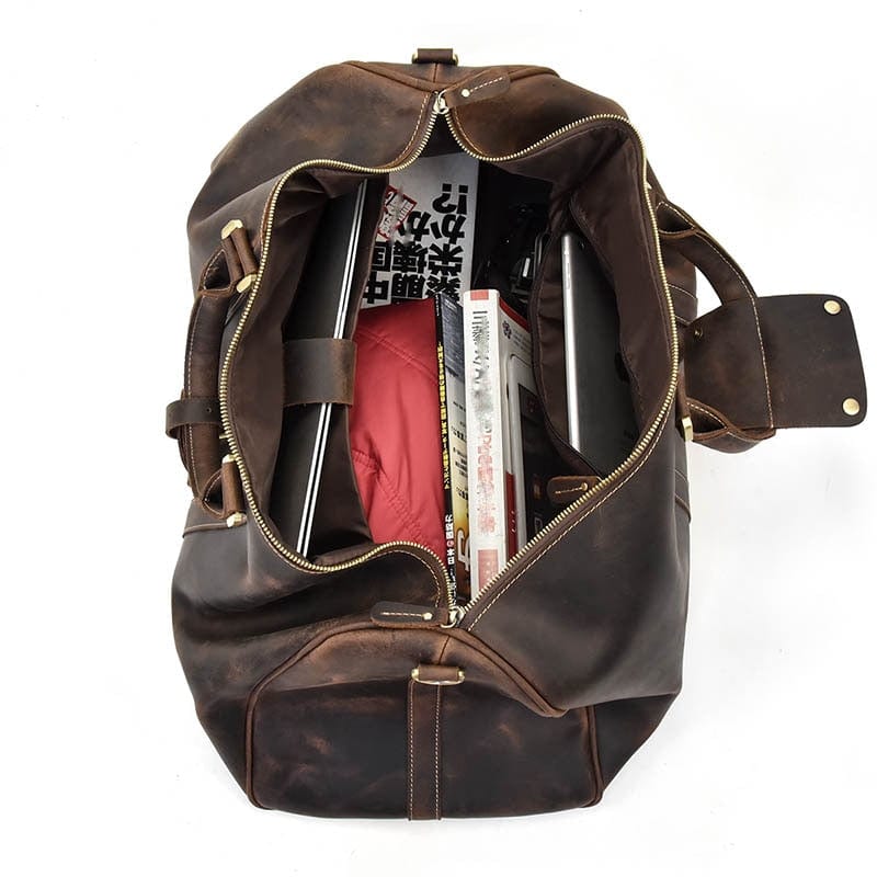 Sac weekend homme cuir, porté à l'épaule, montrant sa taille cabine, élégance et fonctionnalité.