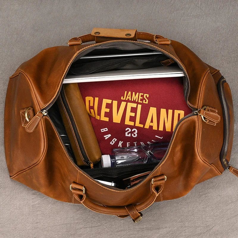 Détail du cuir véritable sur un sac de voyage masculin, prouvant l'authenticité et la qualité supérieure.