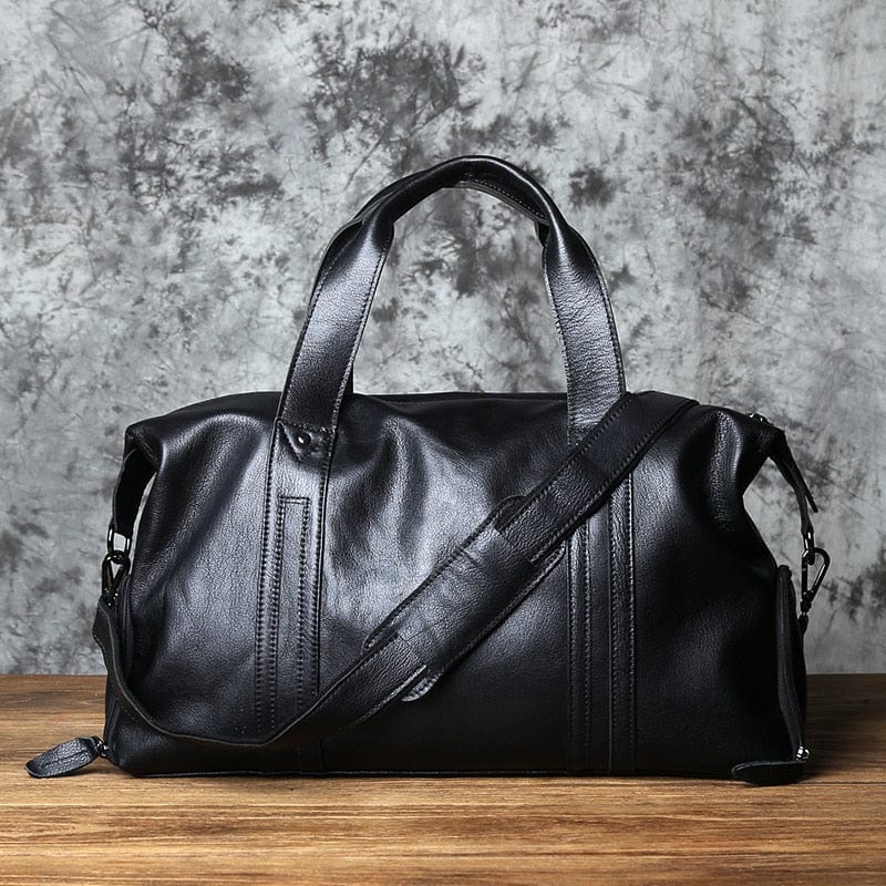 Sac de voyage en cuir marron vintage pour homme, grand format, accessoire parfait pour un weekend.