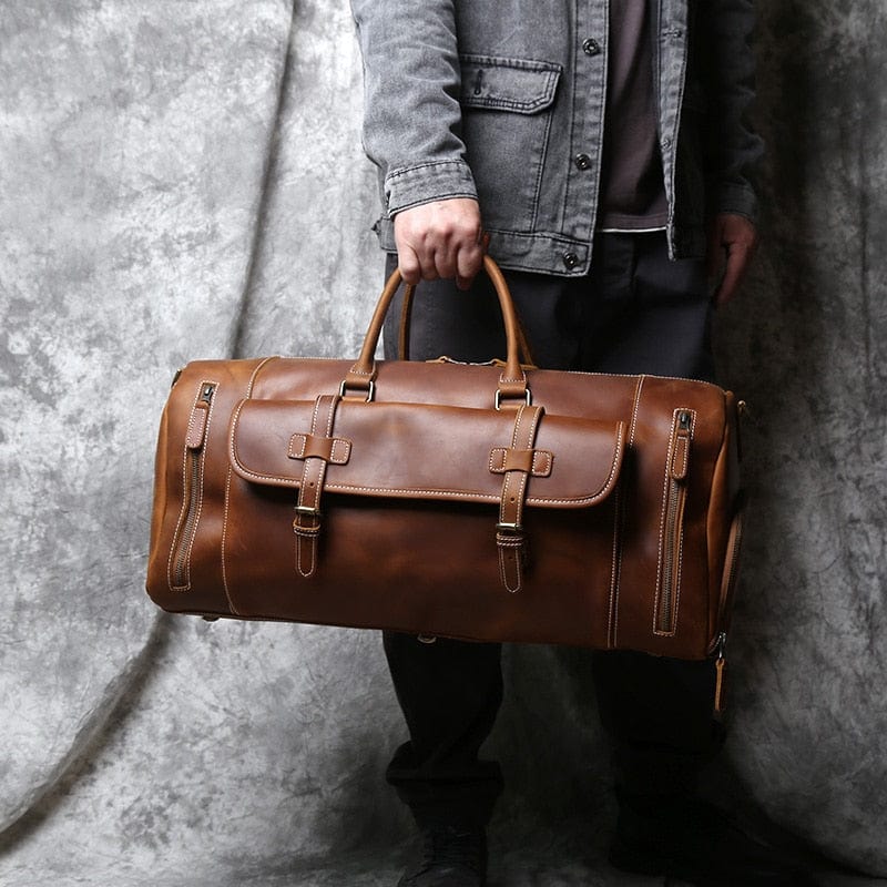 Sac de voyage homme en cuir véritable marron foncé, vue frontale, idéal week-end et cabine.