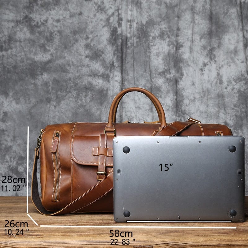 Gros plan sur la texture du cuir véritable marron du sac de voyage homme, qualité premium.
