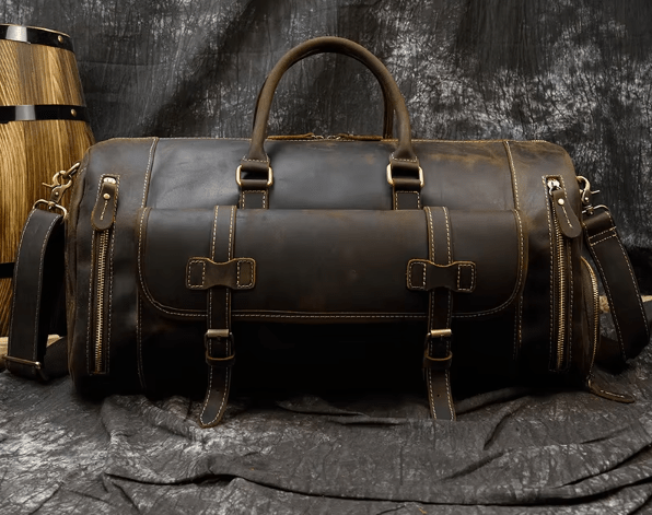 Sac de voyage en cuir authentique pour homme, couleur café, avec poignées robustes, maroquinerie.