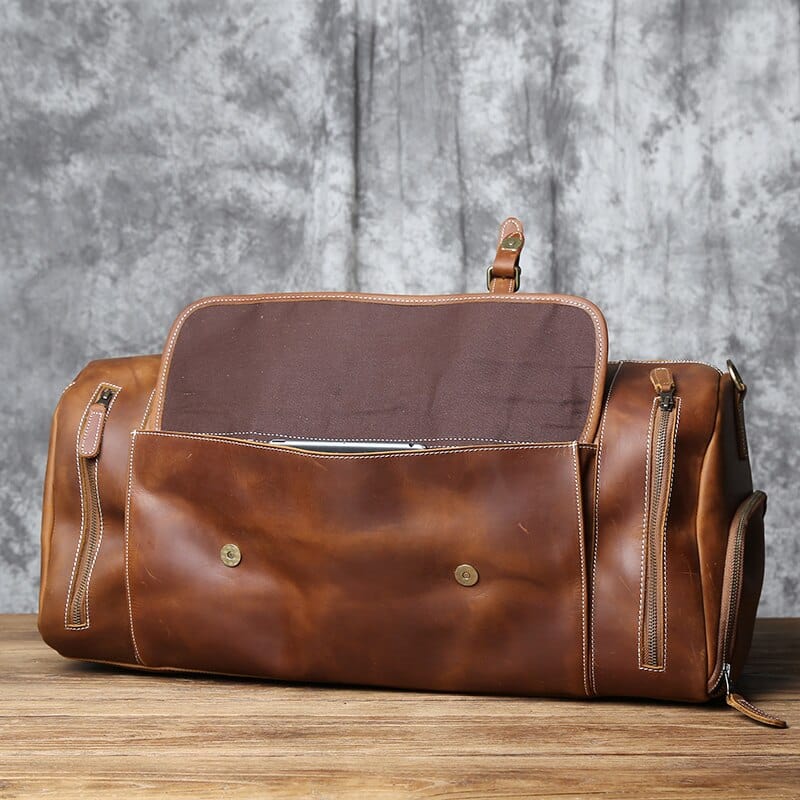 Sac de voyage homme cuir véritable marron avec poches latérales, vue de près, fonctionnel.