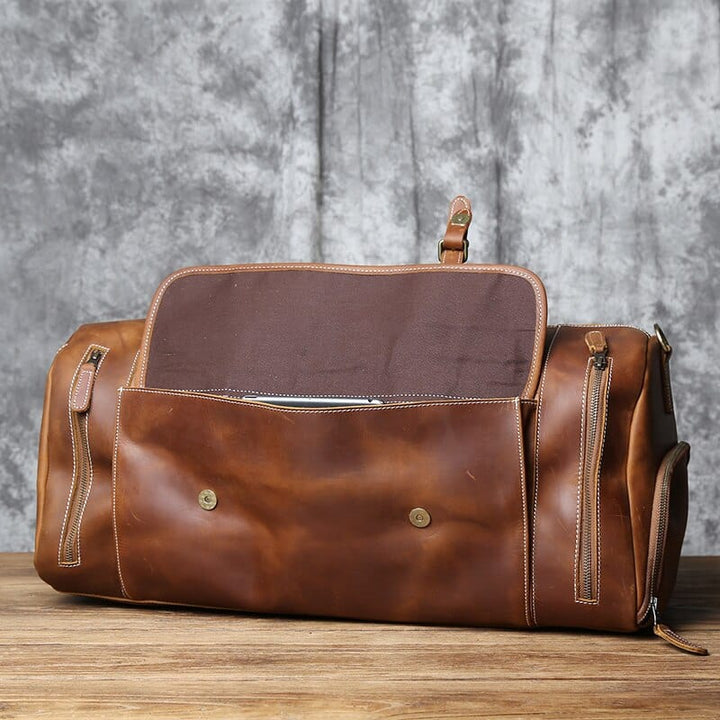 Sac de voyage homme cuir véritable marron avec poches latérales, vue de près, fonctionnel.