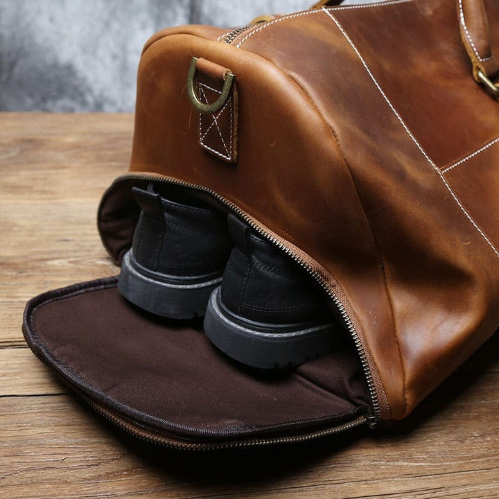 Intérieur du sac de voyage homme en cuir, spacieux pour un week-end, doublure tissu.