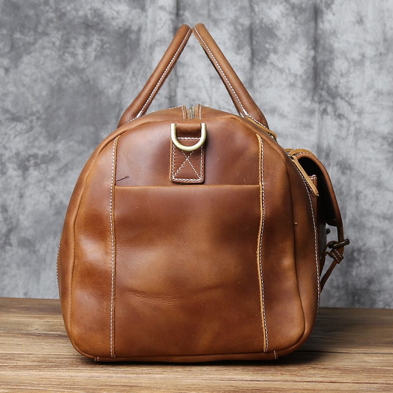 Sac de voyage homme cuir café, posé sur sol, prêt pour l'aventure, maroquinerie authentique.