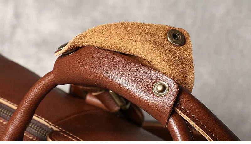 Vue arrière du sac de voyage homme en cuir véritable, sans bandoulière, finition impeccable