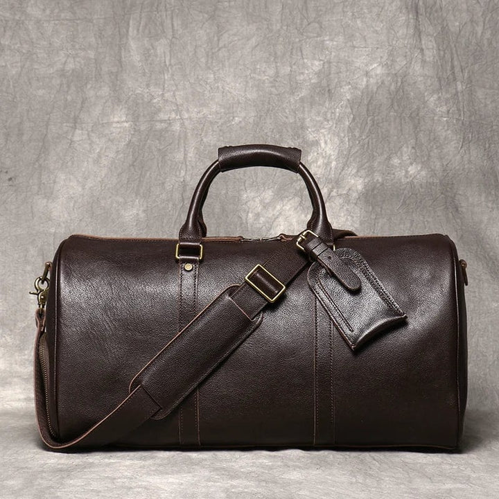 Sac de voyage en cuir véritable marron foncé pour homme, avec détails robustes, vue frontale