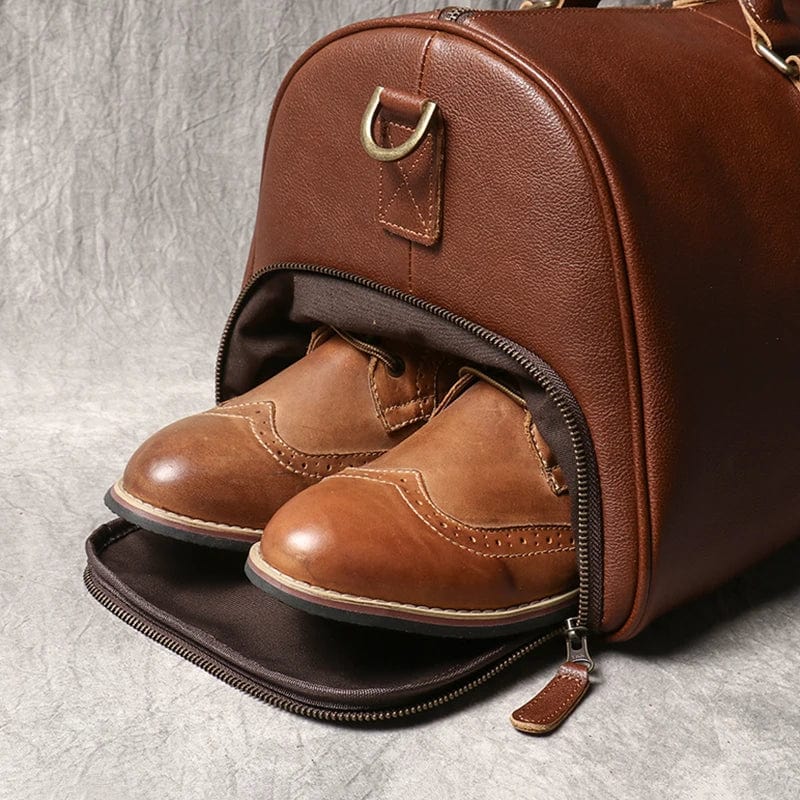 Sac de week-end homme en cuir de luxe, porté épaule, couleur marron, sur fond neutre