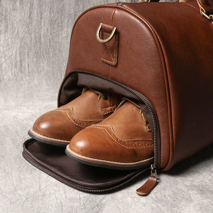 Sac de week-end homme en cuir de luxe, porté épaule, couleur marron, sur fond neutre