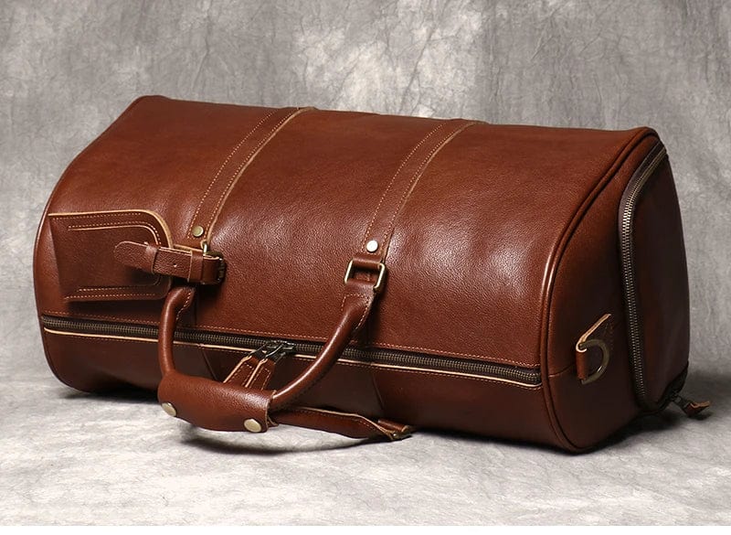 Sac de voyage masculin en cuir marron, vide, montrant l'espace intérieur, accessoire luxe