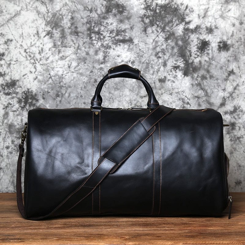 Sac de voyage en cuir véritable pour homme, élégant et grande capacité, sur un fond neutre