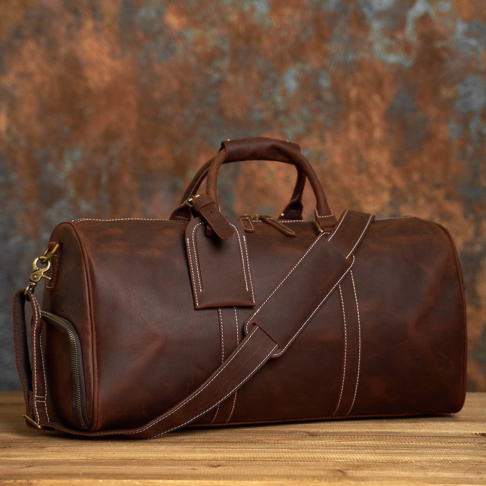 Détail gros plan sac cuir veritable grainé, coutures solides, sac week-end homme marron, qualité premium