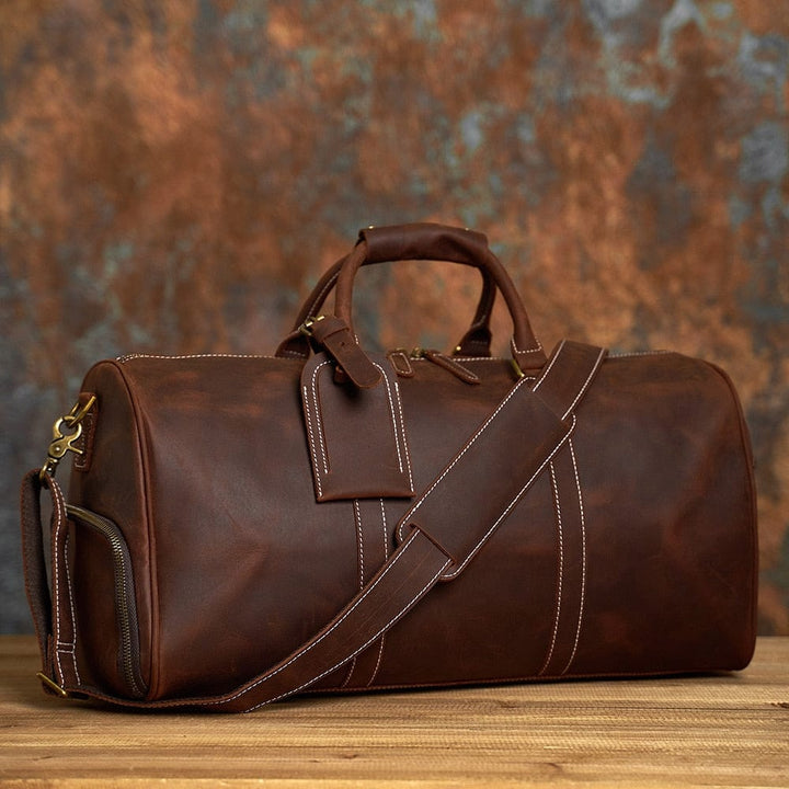 Détail gros plan sac cuir veritable grainé, coutures solides, sac week-end homme marron, qualité premium