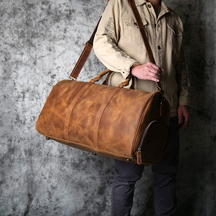 Vue latérale d'un sac de voyage homme en cuir véritable, montrant sa grande capacité