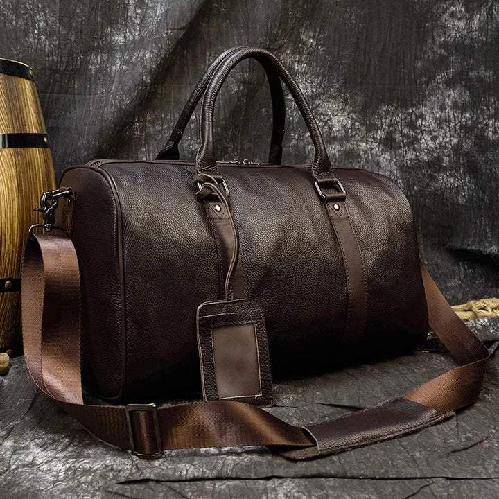 Sac de sport en cuir pleine fleur marron foncé pour homme, idéal pour le voyage et le weekend, style cabine, maroquinerie haut de gamme.