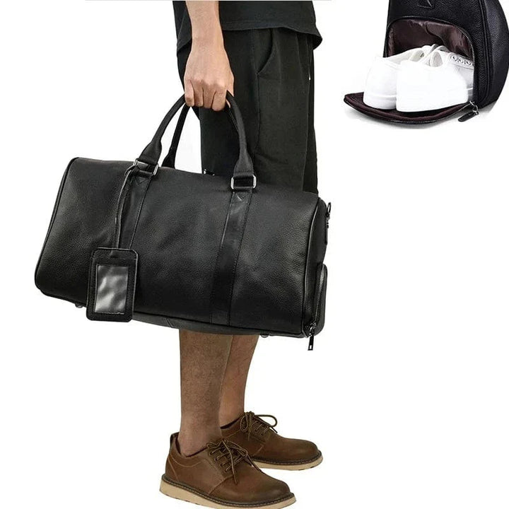 Détail du cuir grainé d'un sac de voyage homme, couleur marron, montre la qualité supérieure de la maroquinerie, sac de sport chic.