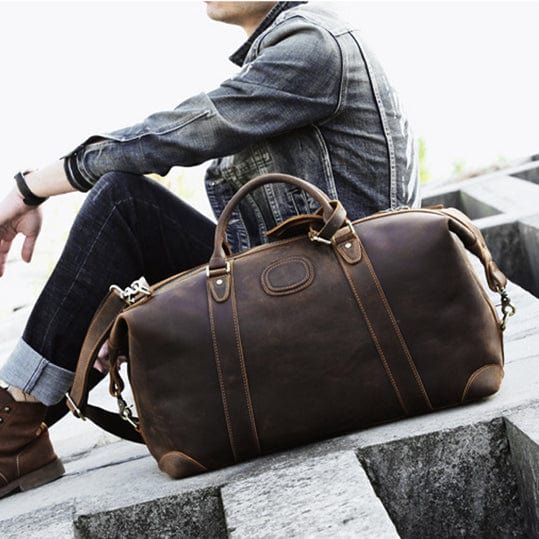 Sac de voyage en cuir de qualité supérieure, un essentiel pour le gentleman moderne en weekend.