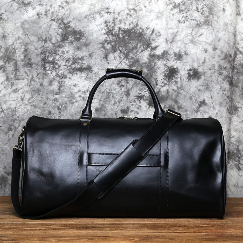 Gros plan sur la boucle métallique et le tag en cuir d'un sac de voyage pour homme