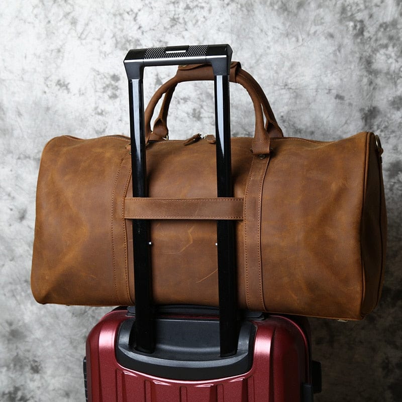 Intérieur spacieux d'un sac de voyage en cuir, avec doublure, pour accessoires homme
