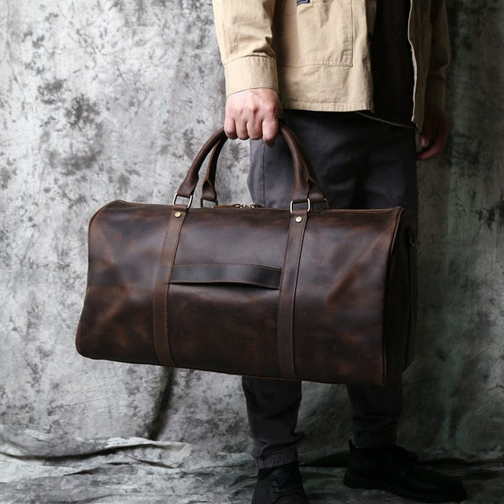 Sac de voyage en cuir noir, design intemporel, accessoire de luxe pour homme moderne